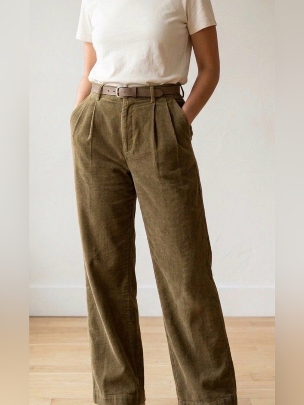 Everlane Linen High Rise Slouch Pants in Olive
Size 6